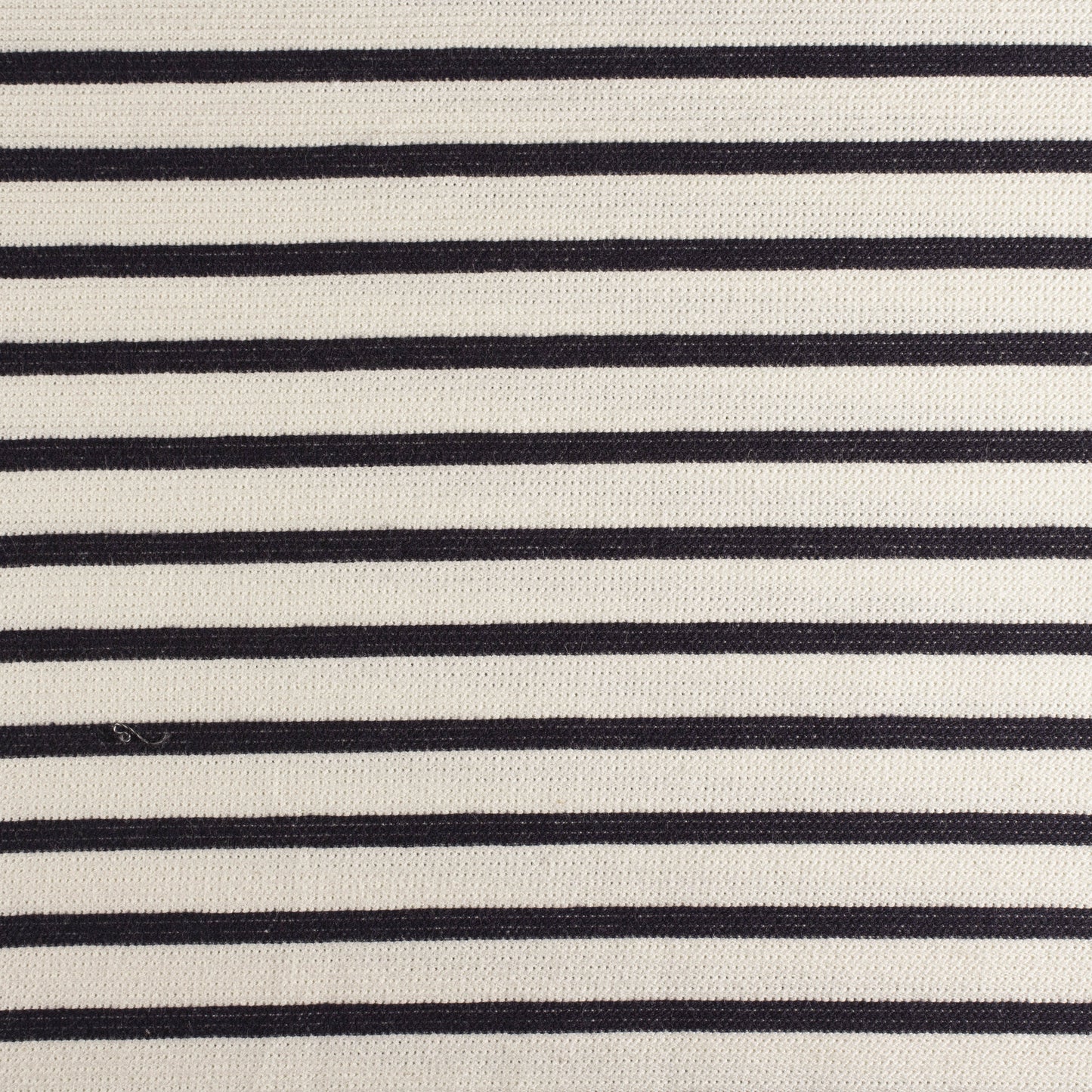 Maillot rayé Re-Life - larges rayures - blanc cassé/marine – Gros plan