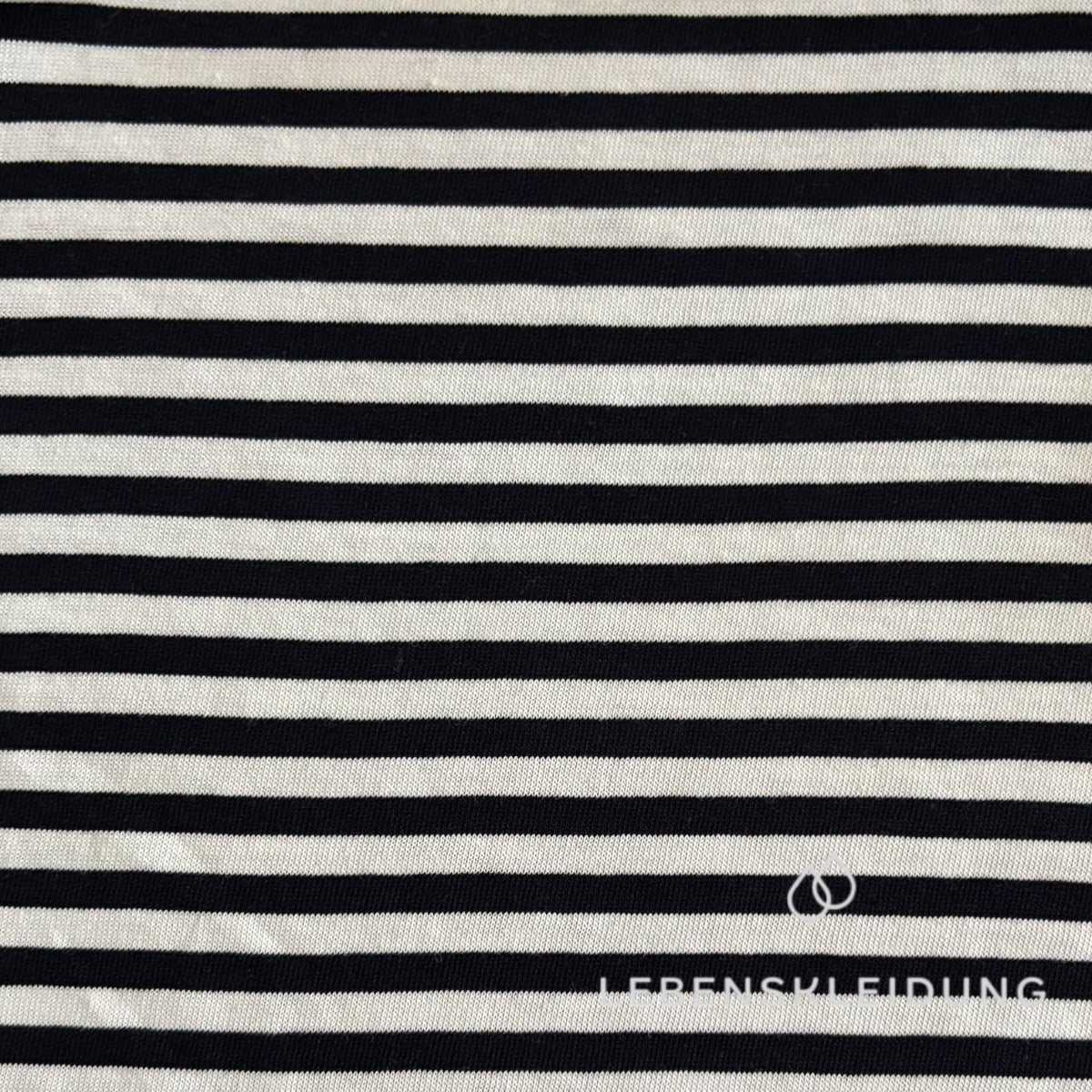 Jersey de coton biologique rayé Re-Life - Rayures Nature/Marine – Gros plan