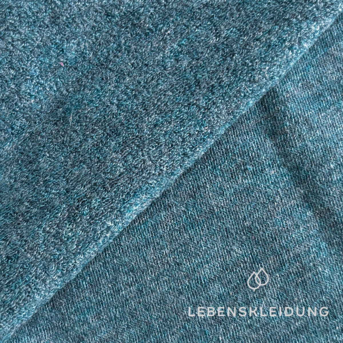 Tissu éponge tricoté en laine biologique Re-Life Cozy - échantillon pétrole – Gros plan